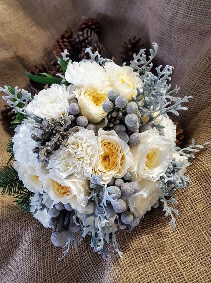 Bouquet di fiori di cotone e pigne